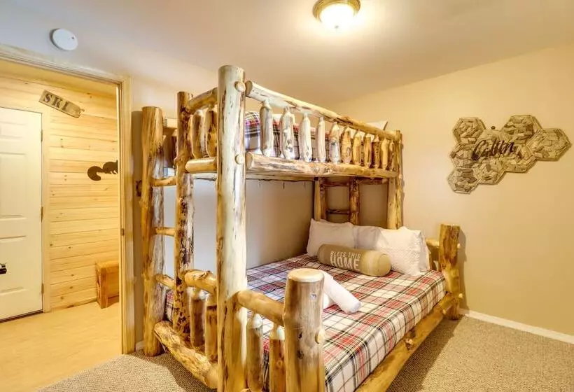 Hot Tub & Fire Pit: Albrightsville Log Cabin!