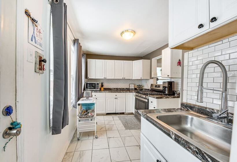 Cozy Home W/ Fire Pit: 2 Blocks To Lake Mary!