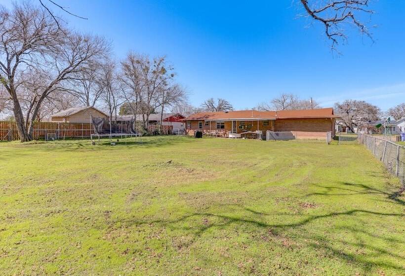 4 Mi To Magnolia Market: Family Friendly Waco Home