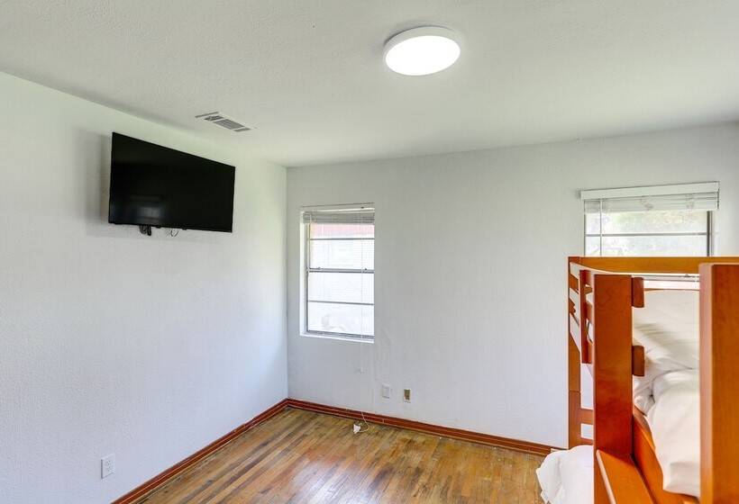 4 Mi To Magnolia Market: Family Friendly Waco Home