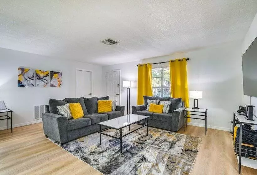 Home W/ Screened Porch, Near Weeki Wachee Springs!