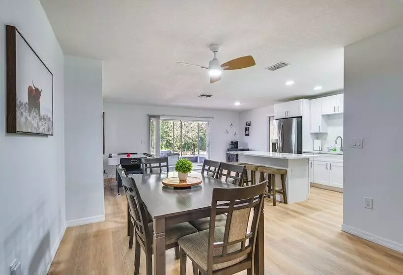 Home W/ Screened Porch, Near Weeki Wachee Springs!