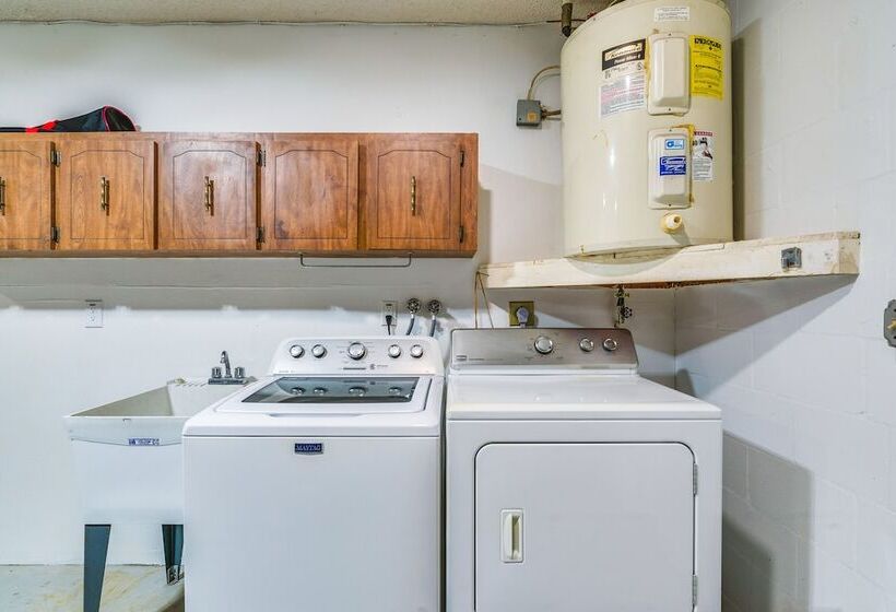 Home W/ Screened Porch, Near Weeki Wachee Springs!