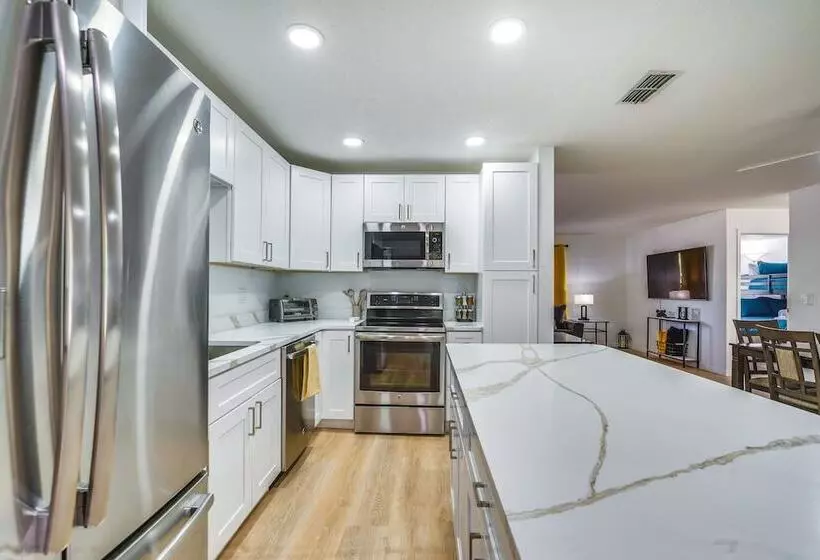 Home W/ Screened Porch, Near Weeki Wachee Springs!