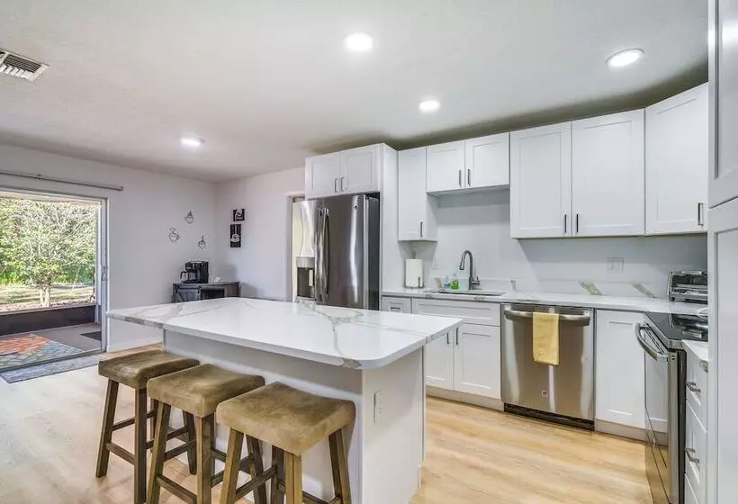 Home W/ Screened Porch, Near Weeki Wachee Springs!