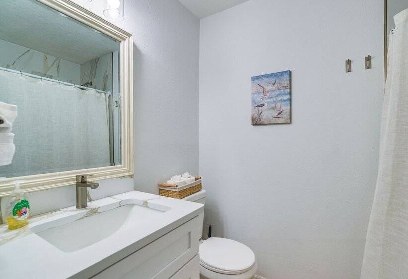 Home W/ Screened Porch, Near Weeki Wachee Springs!