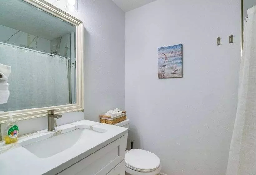 Home W/ Screened Porch, Near Weeki Wachee Springs!