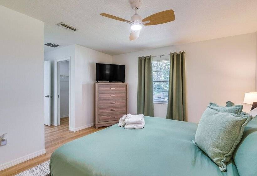 Home W/ Screened Porch, Near Weeki Wachee Springs!