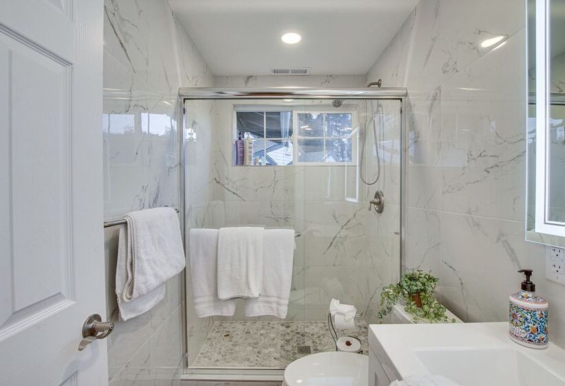 Modern Kirkland Home W/ Sauna & Outdoor Fireplace