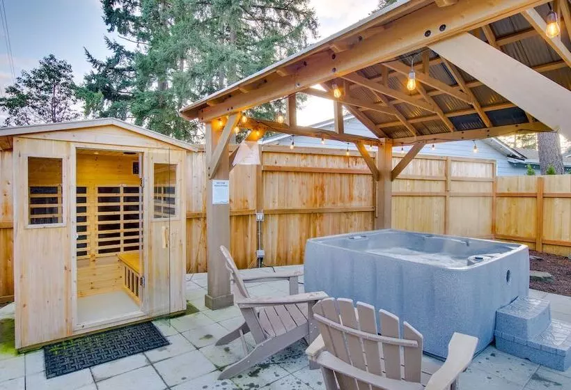 Modern Kirkland Home W/ Sauna & Outdoor Fireplace