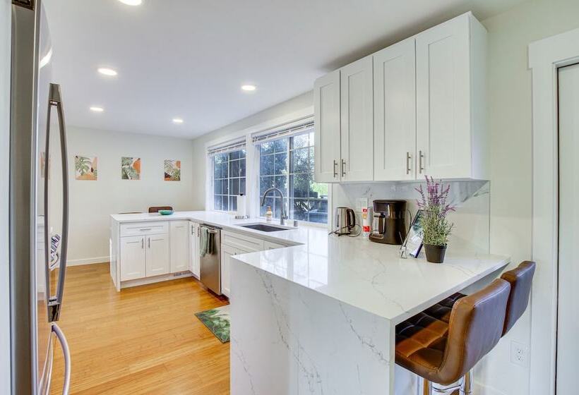 Modern Kirkland Home W/ Sauna & Outdoor Fireplace