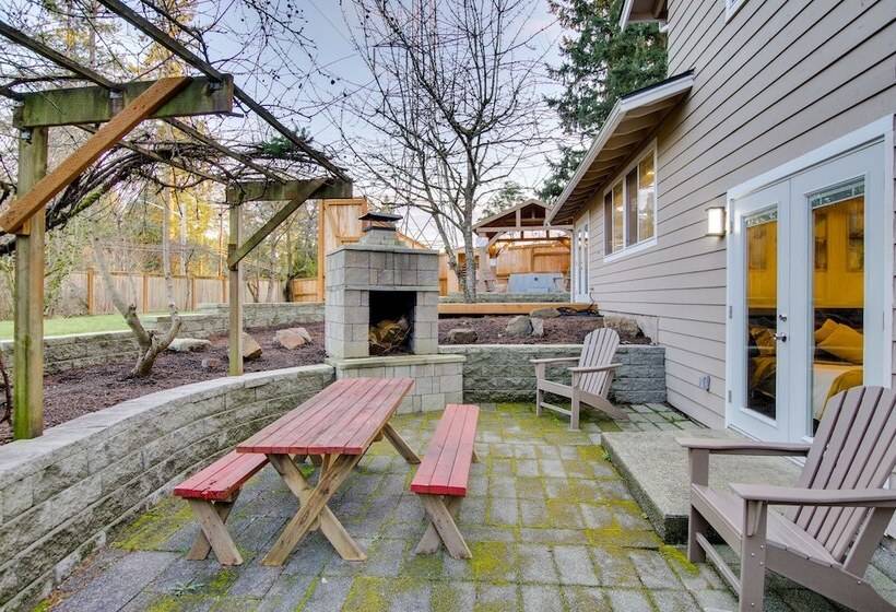 Modern Kirkland Home W/ Sauna & Outdoor Fireplace
