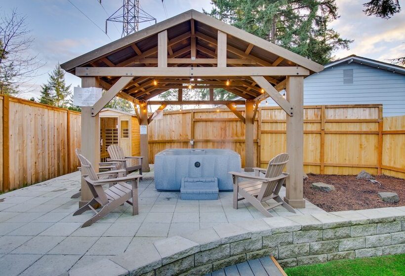 Modern Kirkland Home W/ Sauna & Outdoor Fireplace