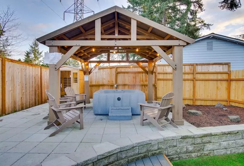 Modern Kirkland Home W/ Sauna & Outdoor Fireplace