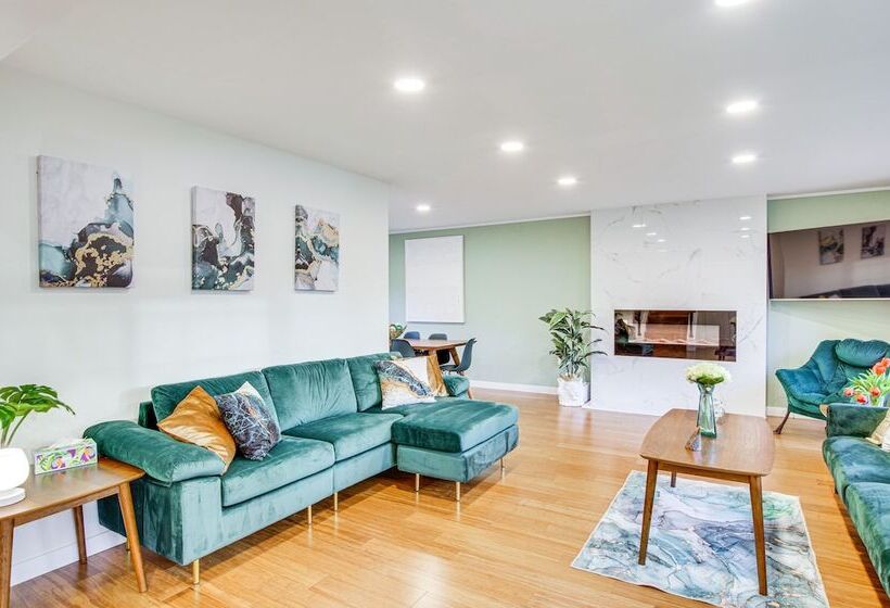 Modern Kirkland Home W/ Sauna & Outdoor Fireplace