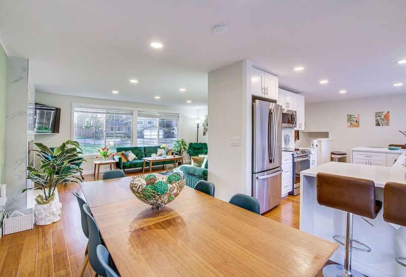 Modern Kirkland Home W/ Sauna & Outdoor Fireplace