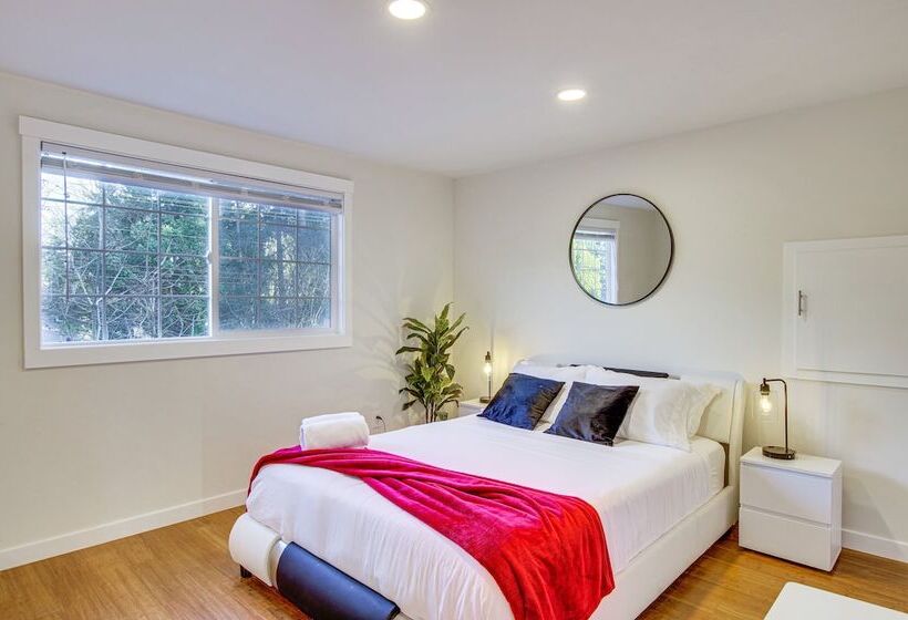 Modern Kirkland Home W/ Sauna & Outdoor Fireplace