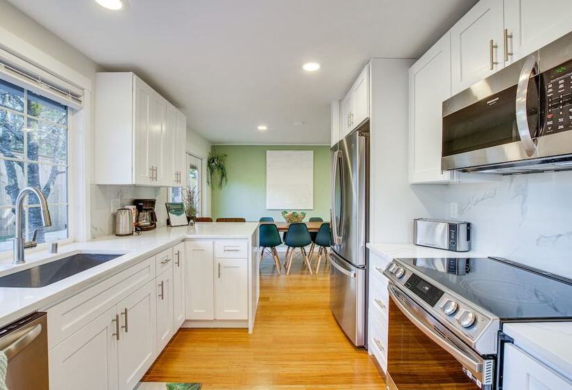 Modern Kirkland Home W/ Sauna & Outdoor Fireplace