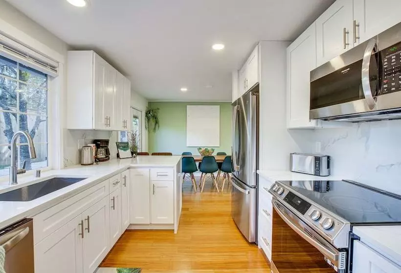 Modern Kirkland Home W/ Sauna & Outdoor Fireplace