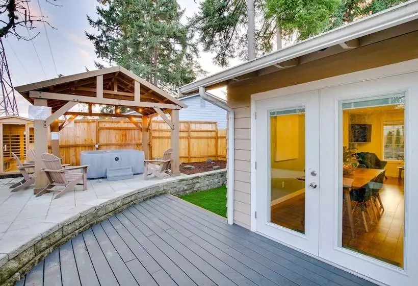 Modern Kirkland Home W/ Sauna & Outdoor Fireplace