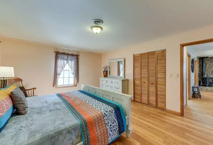 Peaceful Bryson City Cabin W/ Hot Tub & Deck!