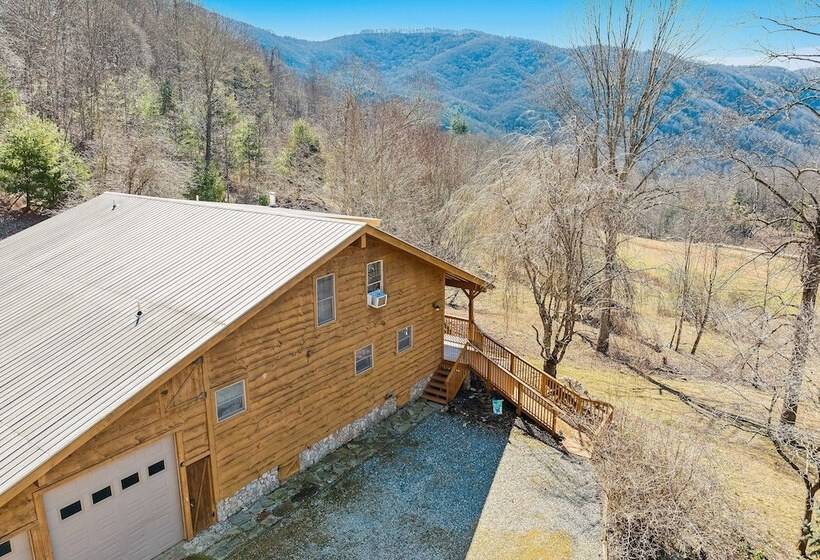 Peaceful Bryson City Cabin W/ Hot Tub & Deck!