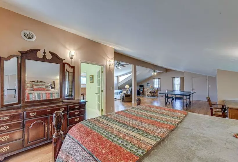 Peaceful Bryson City Cabin W/ Hot Tub & Deck!