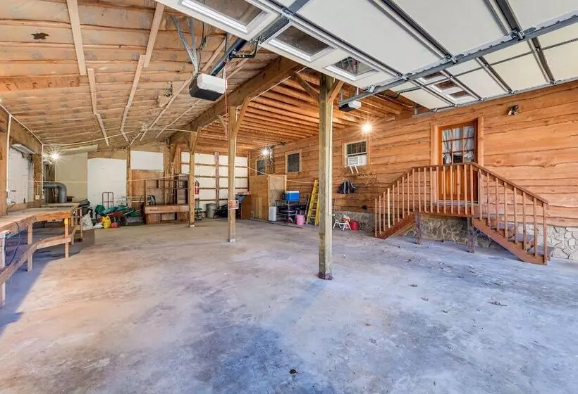 Peaceful Bryson City Cabin W/ Hot Tub & Deck!