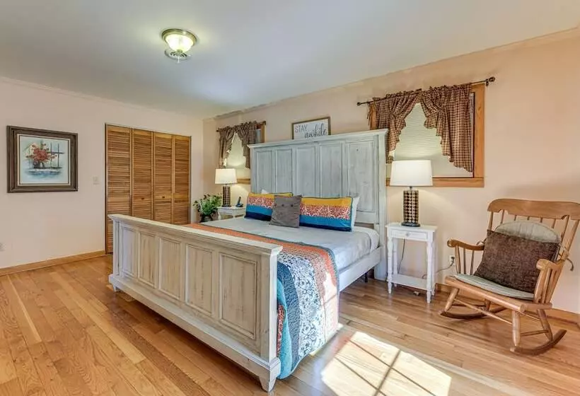 Peaceful Bryson City Cabin W/ Hot Tub & Deck!