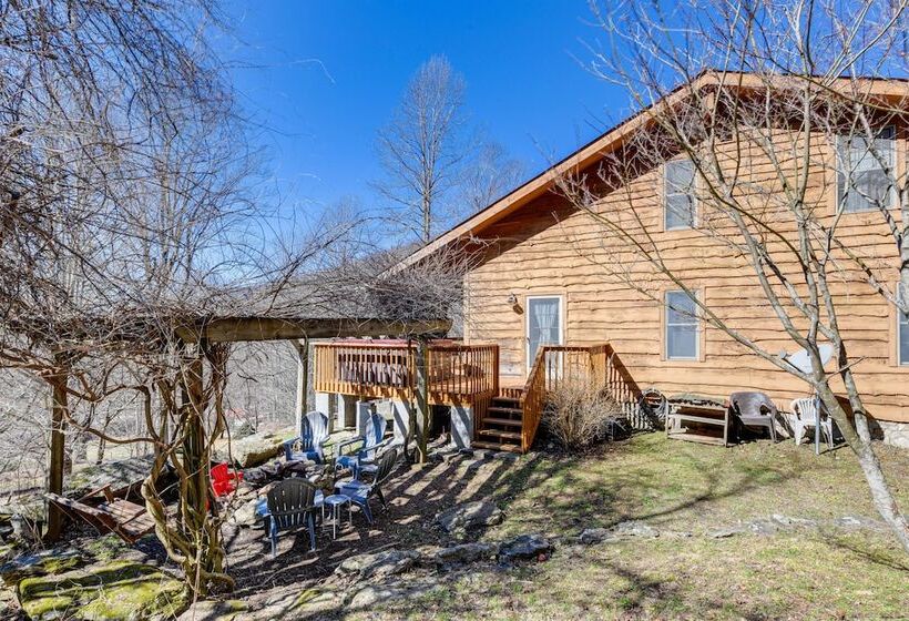 Peaceful Bryson City Cabin W/ Hot Tub & Deck!