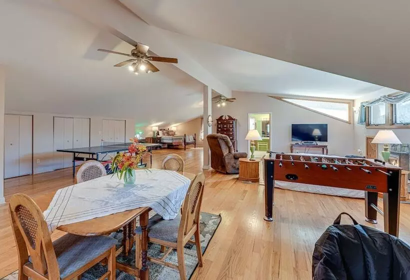 Peaceful Bryson City Cabin W/ Hot Tub & Deck!