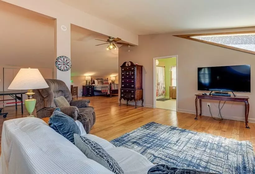 Peaceful Bryson City Cabin W/ Hot Tub & Deck!