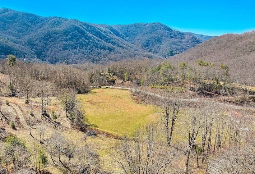 Peaceful Bryson City Cabin W/ Hot Tub & Deck!