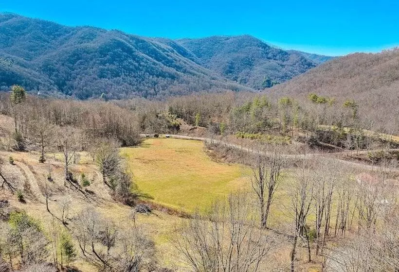 Peaceful Bryson City Cabin W/ Hot Tub & Deck!