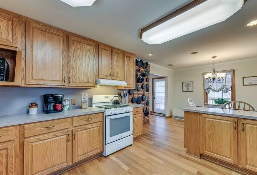 Peaceful Bryson City Cabin W/ Hot Tub & Deck!