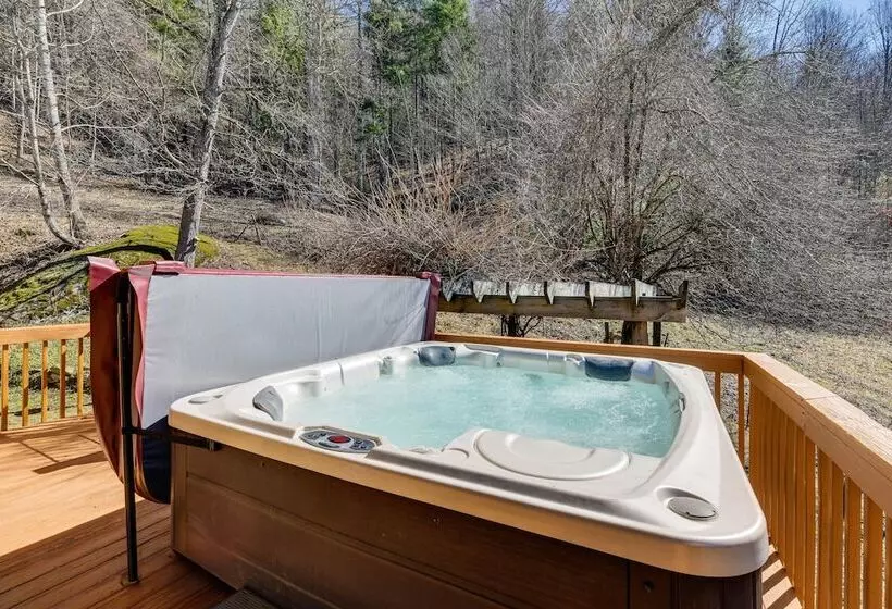 Peaceful Bryson City Cabin W/ Hot Tub & Deck!