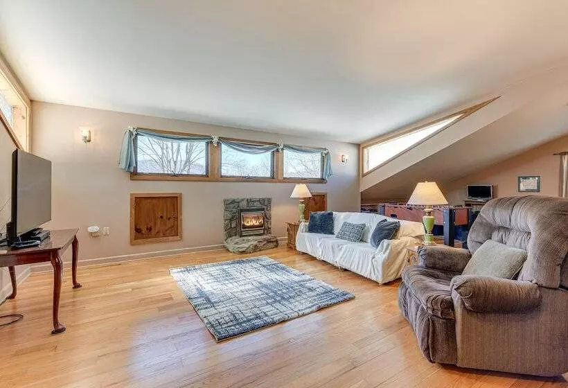 Peaceful Bryson City Cabin W/ Hot Tub & Deck!