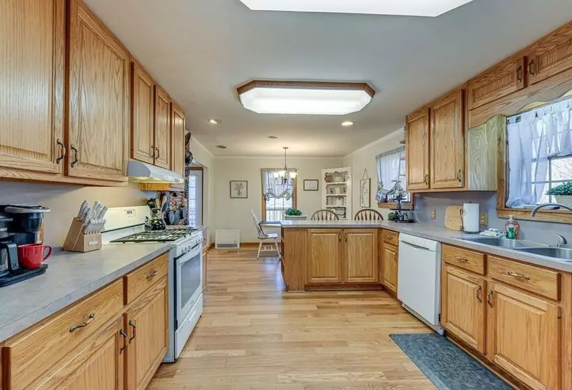 Peaceful Bryson City Cabin W/ Hot Tub & Deck!