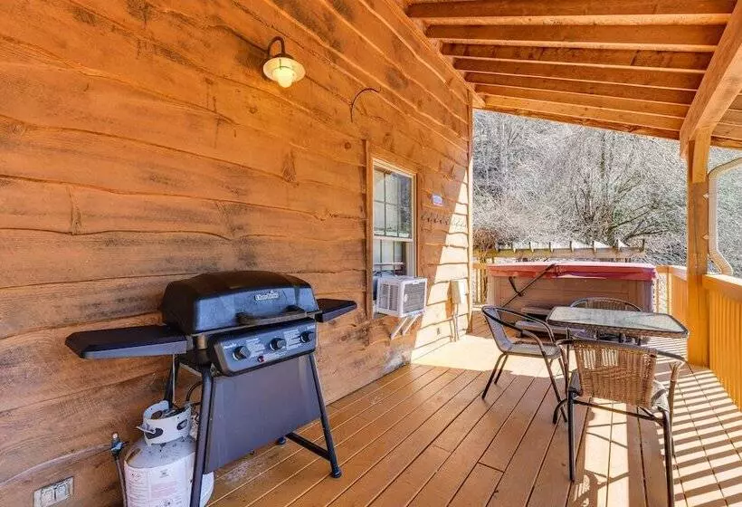 Peaceful Bryson City Cabin W/ Hot Tub & Deck!