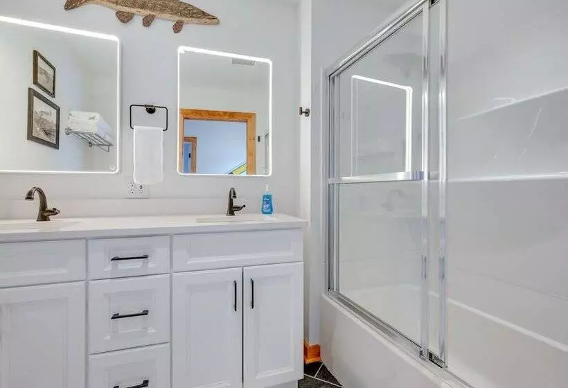 Pet Friendly Minocqua Home: Walk To Lake & Dining!