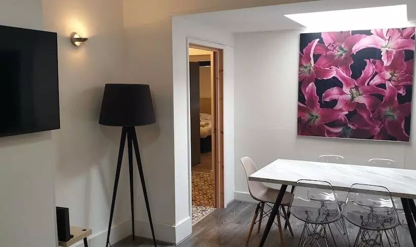اقامتگاه Stunning 6 Bed House In London