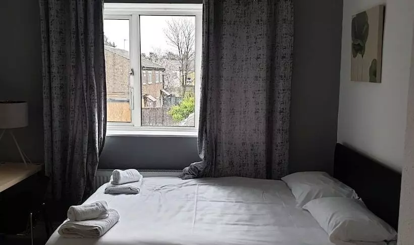 اقامتگاه Stunning 6 Bed House In London
