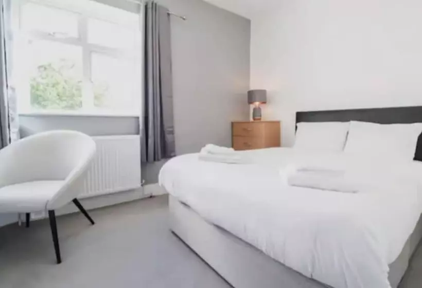 اقامتگاه Stunning 6 Bed House In London