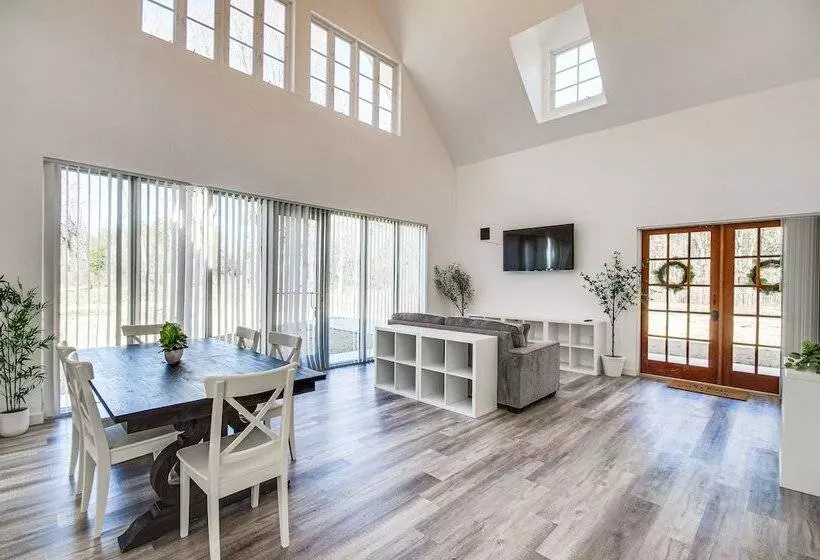 Spacious Lexington Home W/ Fire Pit: Hunt & Fish!