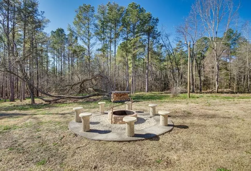 Spacious Lexington Home W/ Fire Pit: Hunt & Fish!