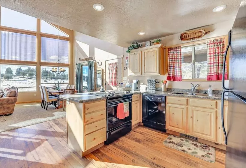 Cozy Duck Creek Village Cabin W/ Hot Tub & Views!