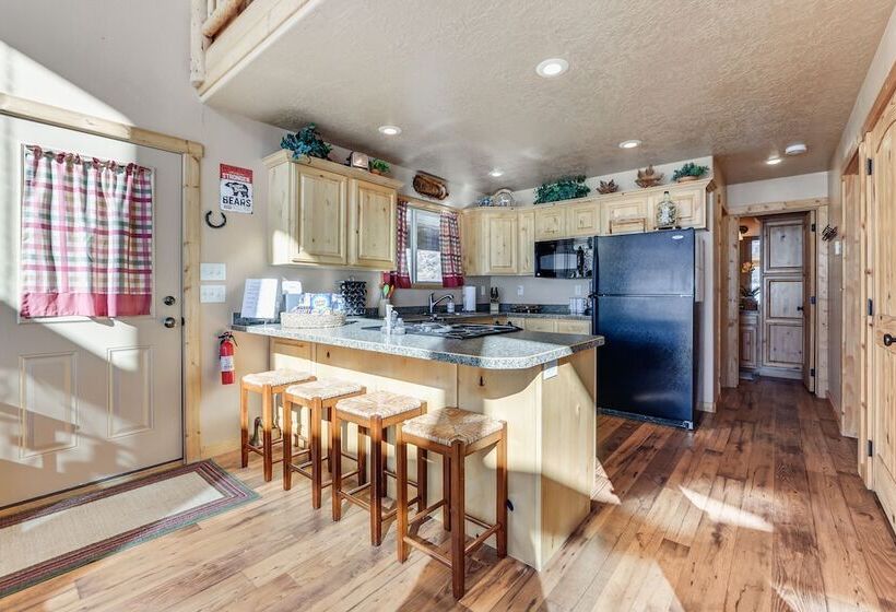 Cozy Duck Creek Village Cabin W/ Hot Tub & Views!