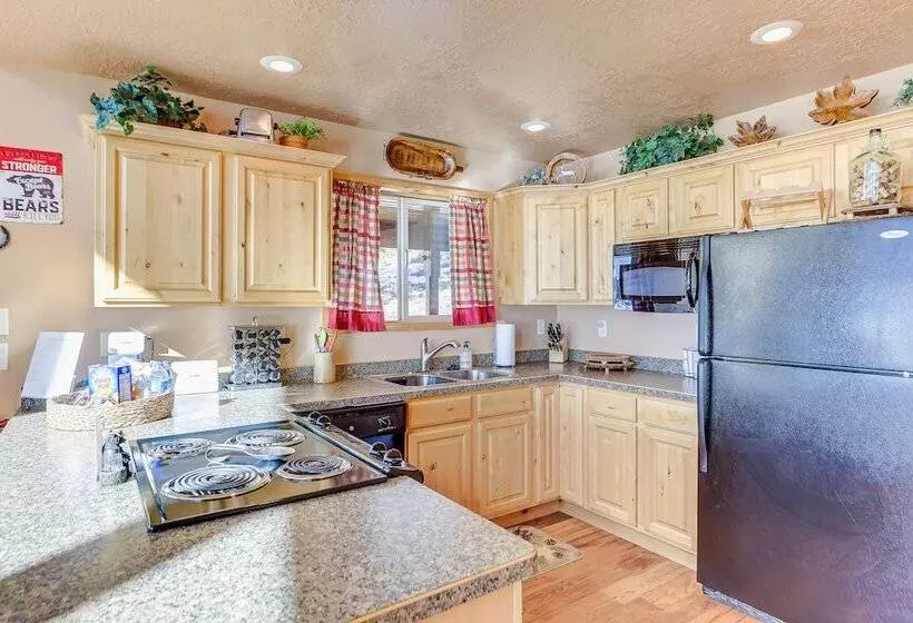 Cozy Duck Creek Village Cabin W/ Hot Tub & Views!