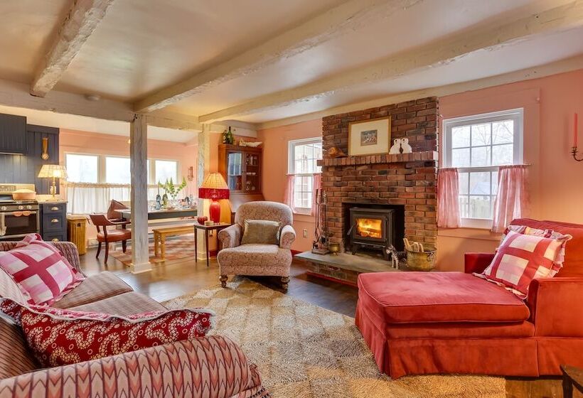 Wantage Getaway W/ Private Pickleball Court!