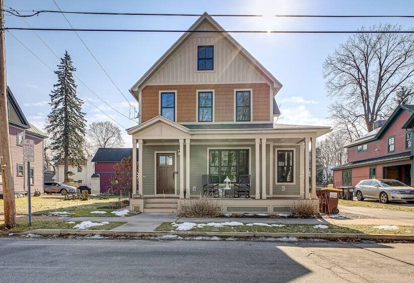 Elegant Saratoga Springs Stay: Walk To Town, Track